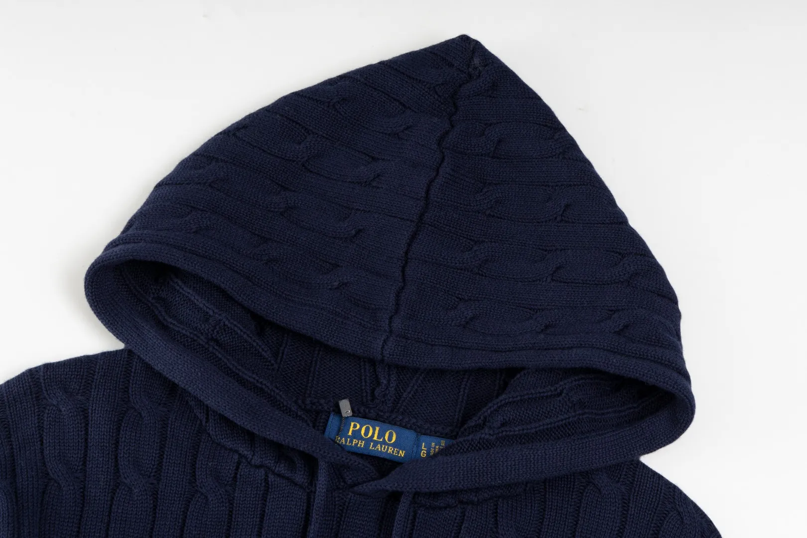 P236 #R84 RALPH LAUREN Six-color classic hooded twist pullover sweater with high-density LOGO embroidery on the chest and original custom-made tag accessories. Made of pure cotton yarn, pure cotton is skin-friendly and comfortable, small label war horse embroidered twist hooded sweater 🐎 high quality, follow the blogger to learn how to wear it! Let’s buy a Ralph Lauren cable sweater. It’s a super hard-to-find series after it became popular. It’s hard to find one on the official website. It’s simple and practical to wear, with a lazy and loose feel. The thickened fabric has more texture, feels soft and delicate, and has a loose fit. Whether worn alone or layered, you can wear different styles of fashion with just one piece!   Size: S M L